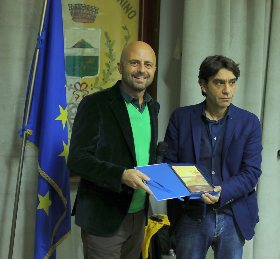 A Le Eccellenze Campane, Luca Abete di Striscia La Notizia ritira il premio Eccellenze EcoNews